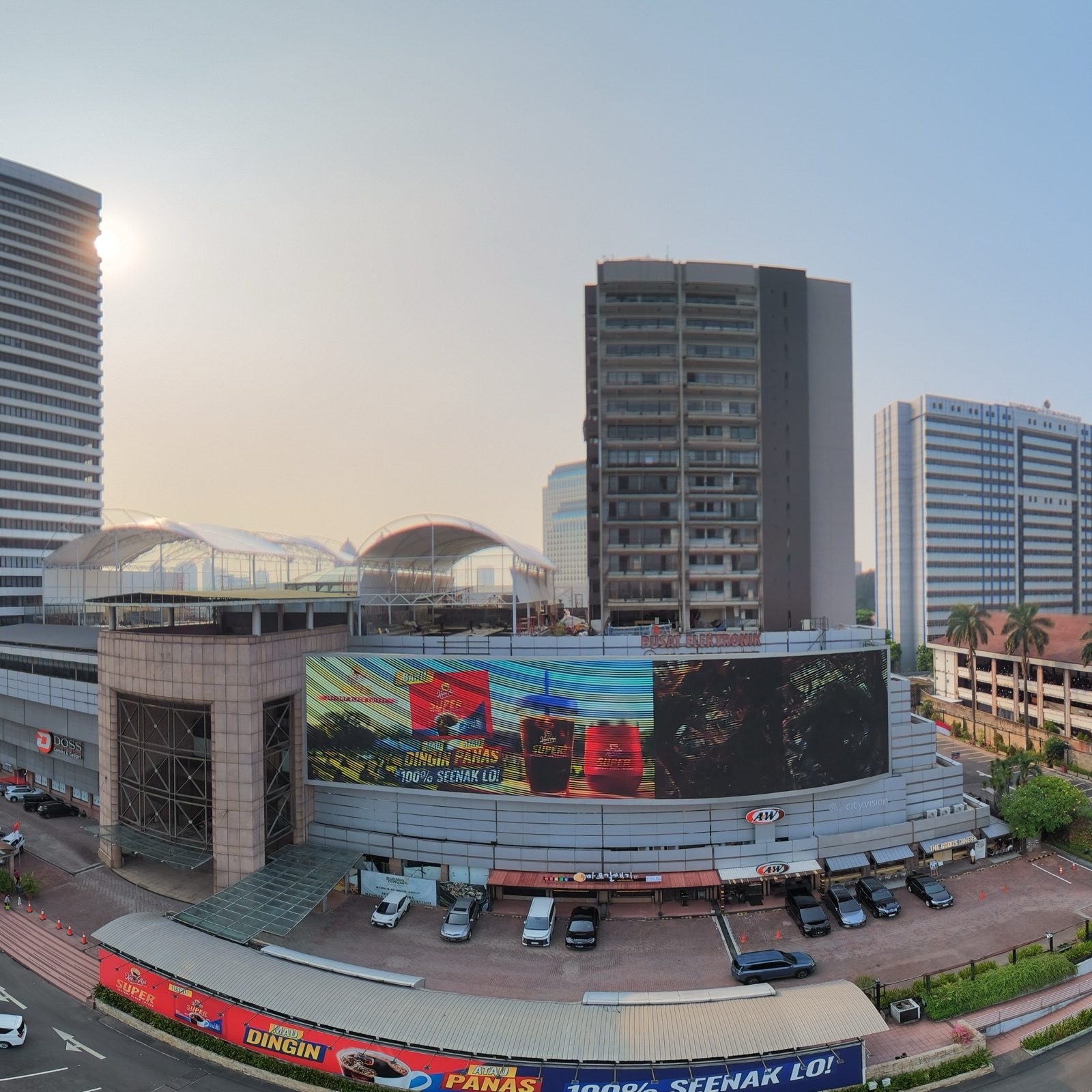 Ratu Plaza on Jalan Sudirman, with the Sovana tower behind it