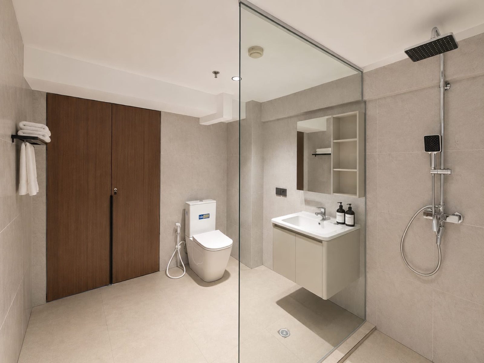 One Bedroom, the bathroom