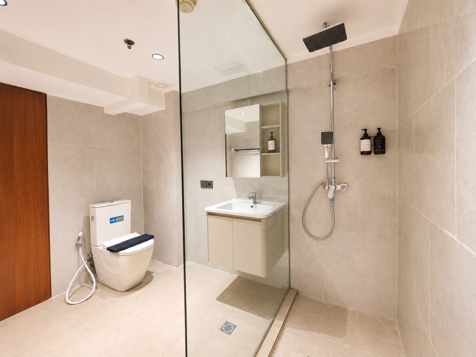 A Sovana residence, a bathroom
