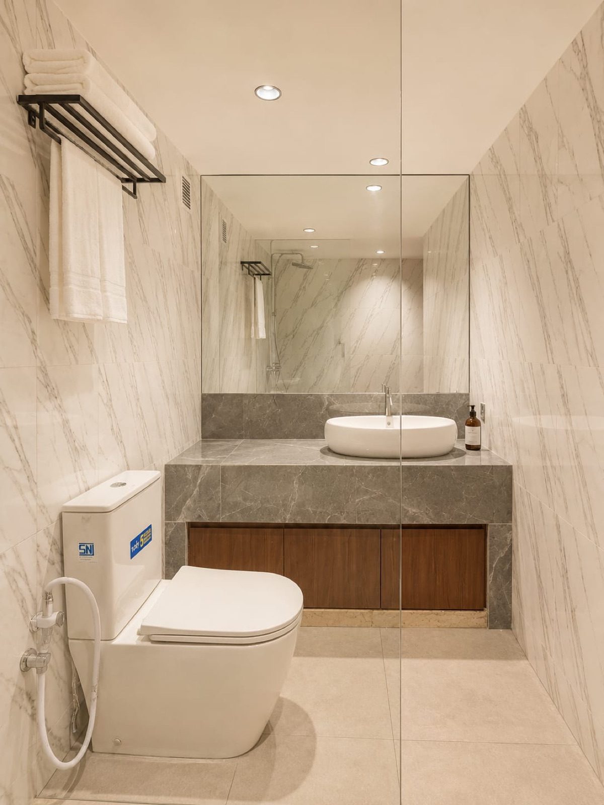 Studio Spacious, the bathroom