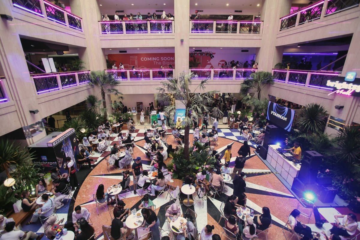 The atrium of Ratu Plaza, seen from the upper floors